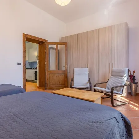 Guesthost - Station Essential With Parking *