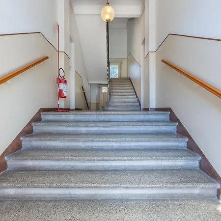 Guesthost - Station Essential With Parking 아파트