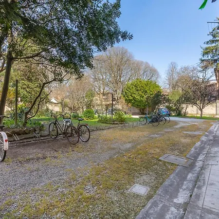 Guesthost - Station Essential With Parking 아파트 *