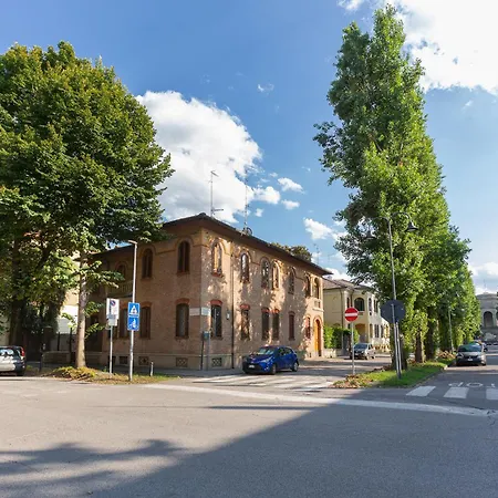 Guesthost - Station Essential With Parking Daire *